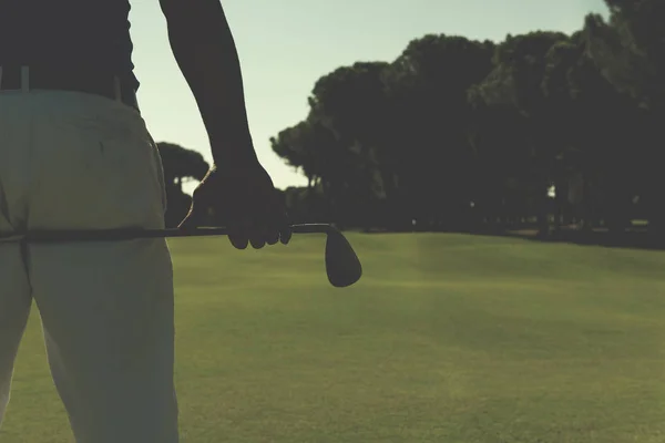 Jogador de golfe fechar a mão e motorista de volta — Fotografia de Stock