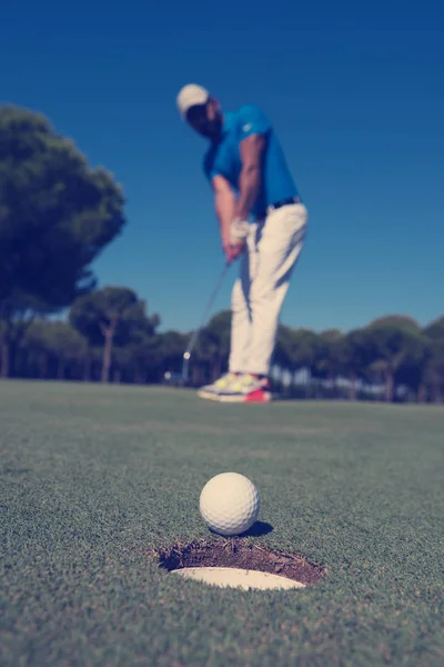 Golfspieler trifft Schlag, Ball am Rand des Lochs — Stockfoto
