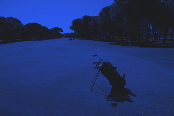 Saco de golfe no campo — Fotografia de Stock