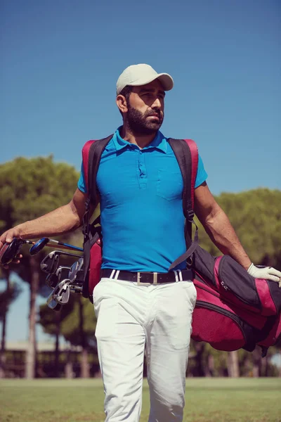 Jugador de golf caminando y llevando bolsa —  Fotos de Stock