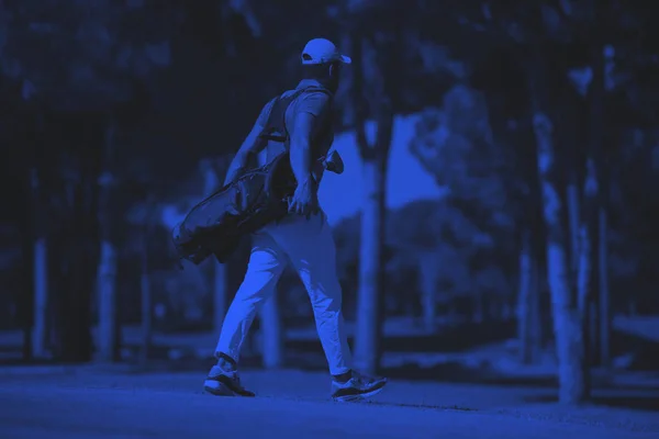 Golf-spelare promenader och väska — Stockfoto