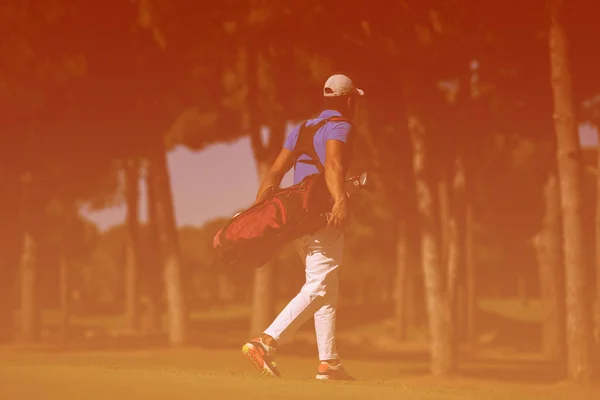 ゴルフ プレーヤー ウォーキングやキャリング バッグ — ストック写真