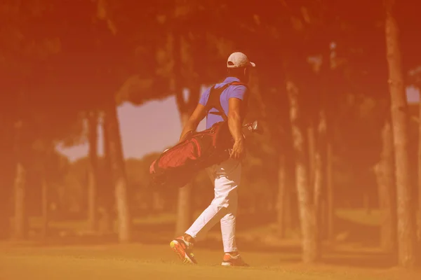 Jogador de golfe andando e levando saco — Fotografia de Stock