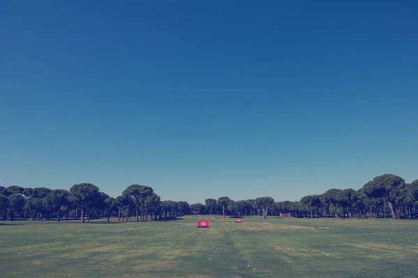 晴れた日に美しい風景と穴のサインを練習ゴルフ練習場 — ストック写真
