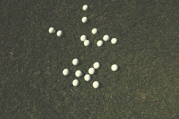 上面フラットは草背景上のドライバーとゴルフ ボールのレイアウト — ストック写真