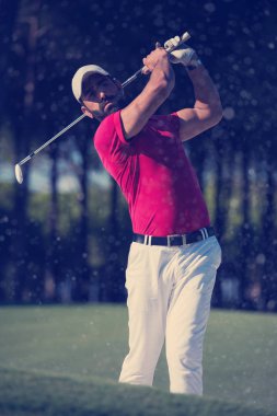 golf oyuncu atış sahası üzerinde güzel güneşli gün isabet