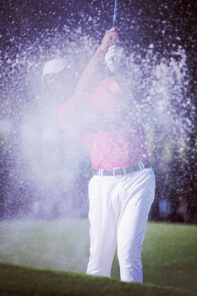 Jogador Golfe Bater Tiro Curso Belo Dia Ensolarado — Fotografia de Stock