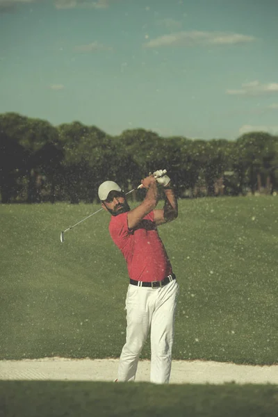 Jogador Golfe Bater Tiro Curso Belo Dia Ensolarado — Fotografia de Stock
