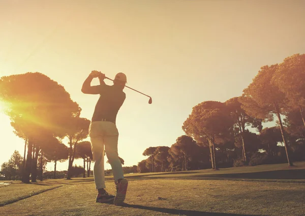 Golf gracz uderzając strzał z klubu — Zdjęcie stockowe