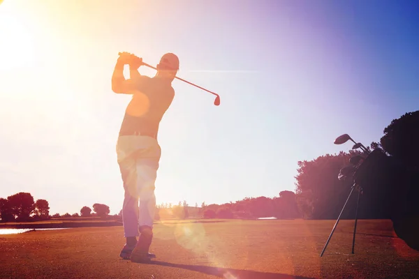 Golf spelare slå skott med club — Stockfoto