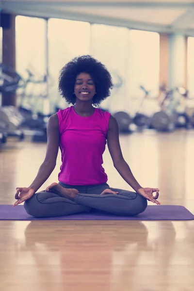 Donna afro-americana esercizio yoga in palestra — Foto Stock
