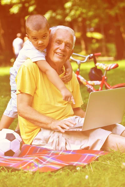 Grandfather and child using laptop — Stock Photo, Image