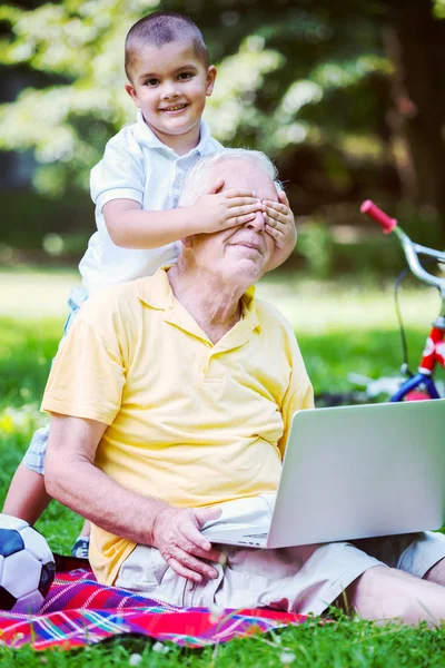 Дід і дитина, використовуючи ноутбук — стокове фото