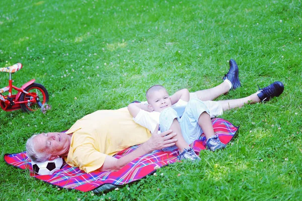 Avô e criança no parque usando tablet — Fotografia de Stock