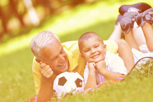 Glücklicher Opa und Kind im Park — Stockfoto