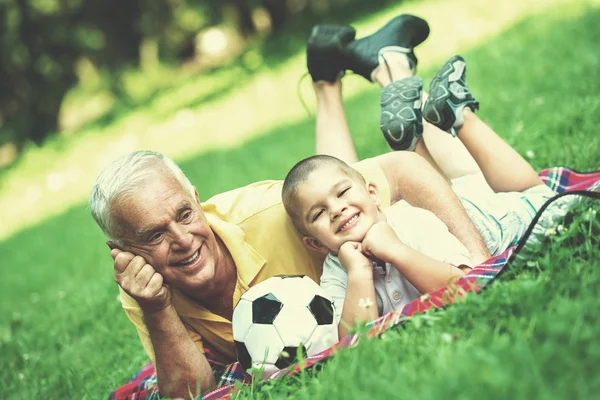 Großvater und Kind haben Spaß im Park — Stockfoto