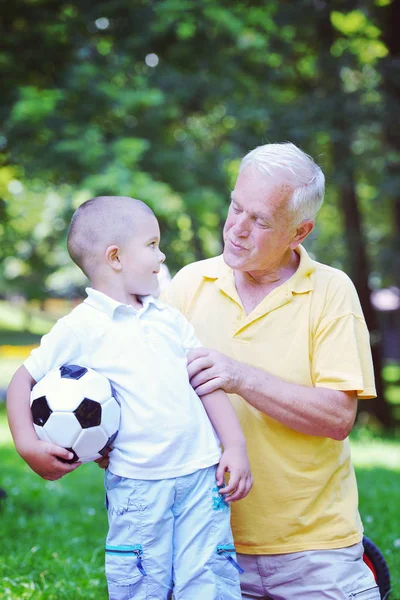 Feliz abuelo e hijo en el parque — Foto de Stock