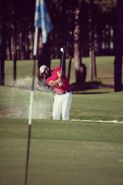 Golf Lejátszó Lövés Labdát Homok Bunker Tanfolyamot — Stock Fotó