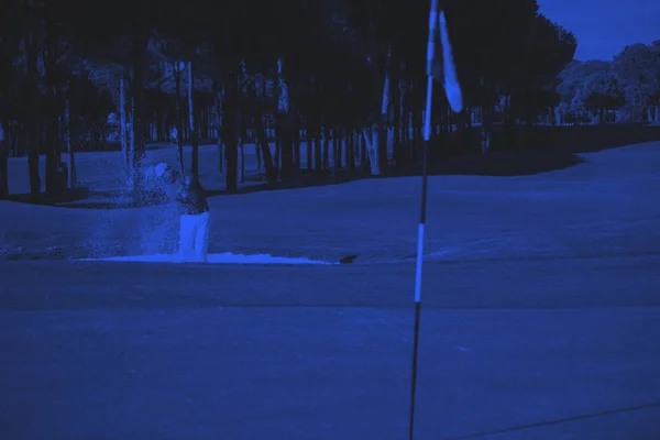 Jugador Golf Tiro Pelota Arena Bunker Tono Dúo Curso — Foto de Stock