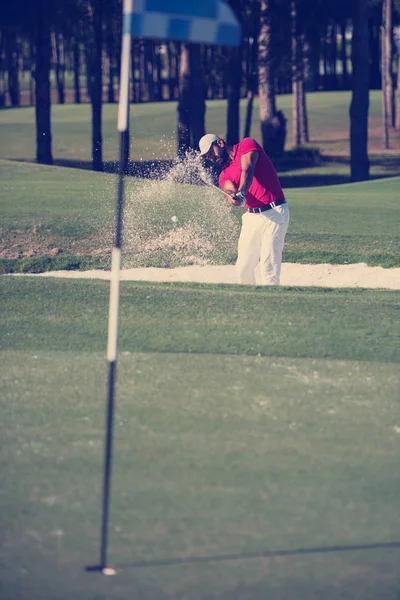 高尔夫选手射球从沙坑在课程 — 图库照片