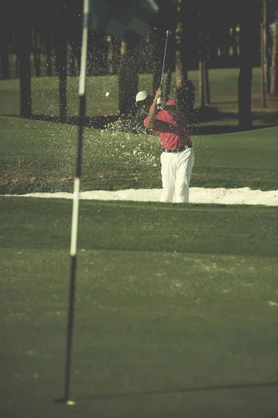 Giocatore Golf Sparato Palla Dal Bunker Sabbia Corso — Foto Stock