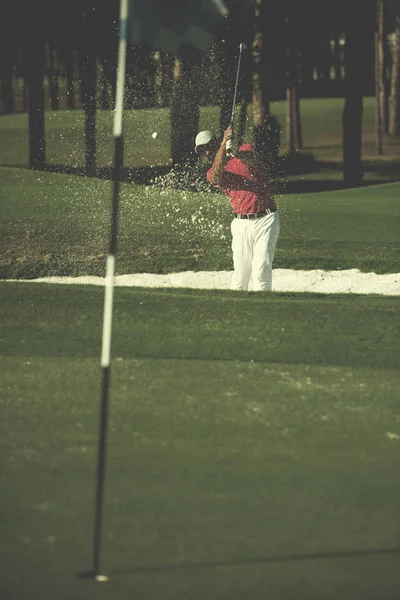 Golfspieler Schoss Ball Aus Sandbunker Auf Platz — Stockfoto