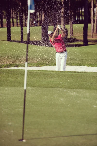 Golf Spelare Sköt Bollen Från Sand Bunker Kurs — Stockfoto