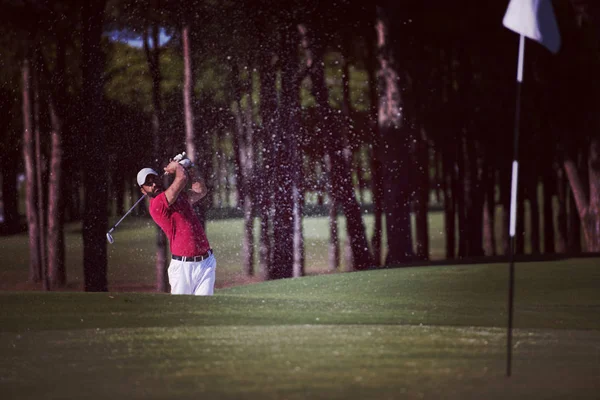 Golf Lejátszó Lövés Labdát Homok Bunker Tanfolyamot — Stock Fotó