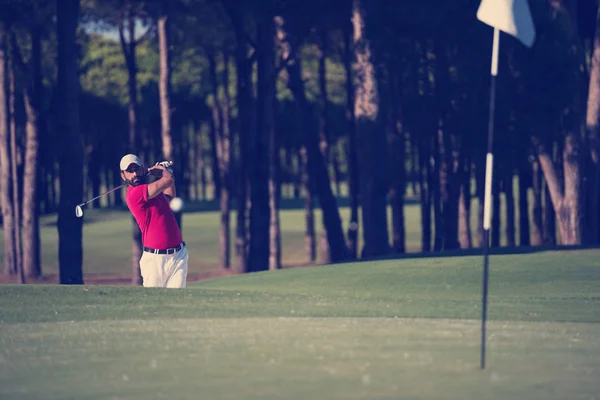 Giocatore Golf Sparato Palla Dal Bunker Sabbia Corso — Foto Stock