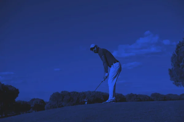 Jugador Golf Golpeando Tiro Curso Hermoso Día Soleado — Foto de Stock