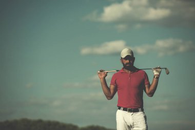 golf oyuncu atış sahası üzerinde güzel güneşli gün isabet