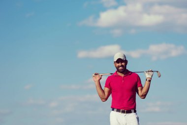 golf oyuncu atış sahası üzerinde güzel güneşli gün isabet