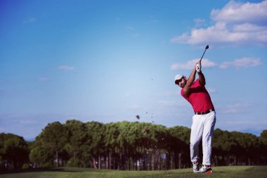 golf oyuncu atış sahası üzerinde güzel güneşli gün isabet