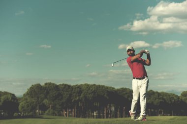 golf oyuncu atış sahası üzerinde güzel güneşli gün isabet