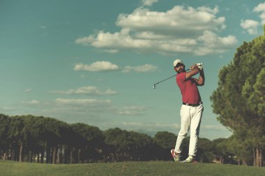 golf oyuncu atış sahası üzerinde güzel güneşli gün isabet