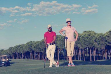 mutlu genç çift golf sahası üzerinde portresi