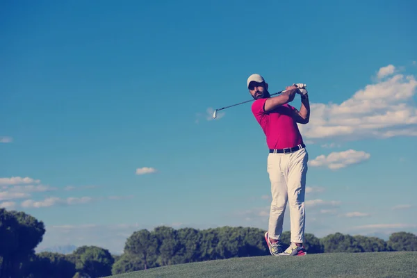 Golf Gracz Uderzając Strzał Kurs Piękny Słoneczny Dzień — Zdjęcie stockowe