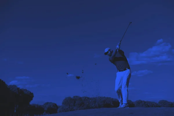 Jugador Golf Golpeando Tiro Curso Hermoso Día Soleado —  Fotos de Stock