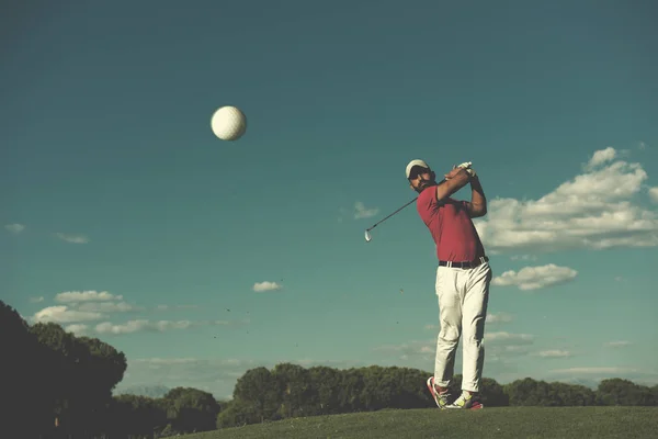 Golfspieler Schlägt Schlag Auf Golfplatz Bei Schönem Sonnigen Tag — Stockfoto