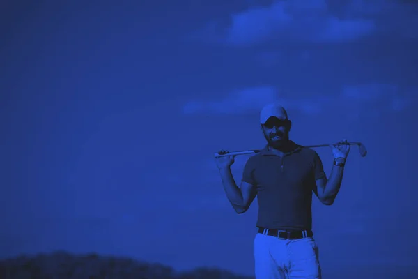 Jugador Golf Golpeando Tiro Curso Hermoso Día Soleado — Foto de Stock