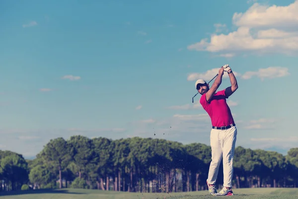 Golf Lejátszó Ütő Lövés Során Gyönyörű Napsütéses Nap — Stock Fotó
