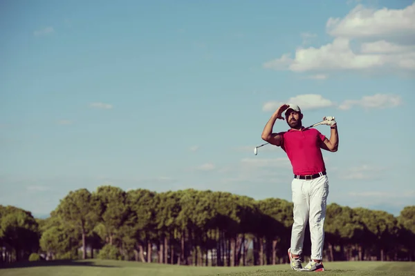 Jogador Golfe Bater Tiro Curso Belo Dia Ensolarado — Fotografia de Stock