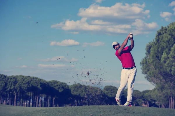 Jugador Golf Golpeando Tiro Curso Hermoso Día Soleado —  Fotos de Stock