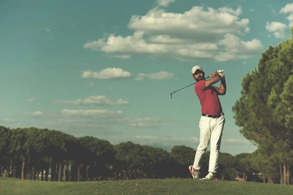 Giocatore Golf Colpire Colpo Corso Bella Giornata Sole — Foto Stock