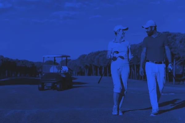 Pareja Joven Caminando Siguiente Hoyo Campo Golf — Foto de Stock