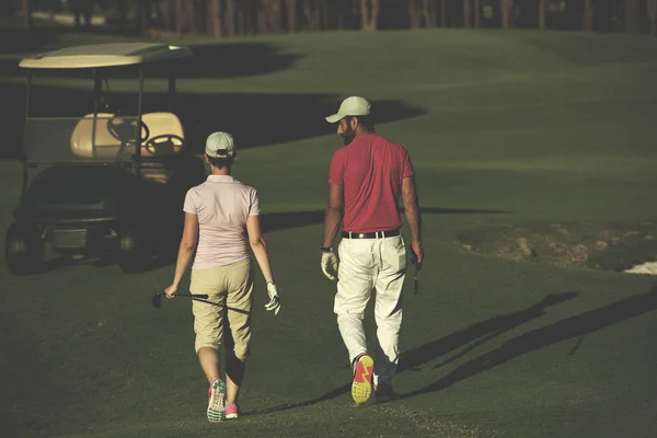 Jovem Casal Caminhando Para Próximo Buraco Campo Golfe — Fotografia de Stock