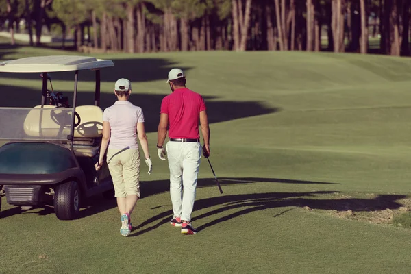 Mladý Pár Chůze Další Jamku Golfovém Hřišti — Stock fotografie