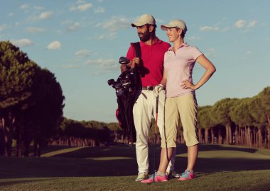 mutlu genç çift golf sahası üzerinde portresi