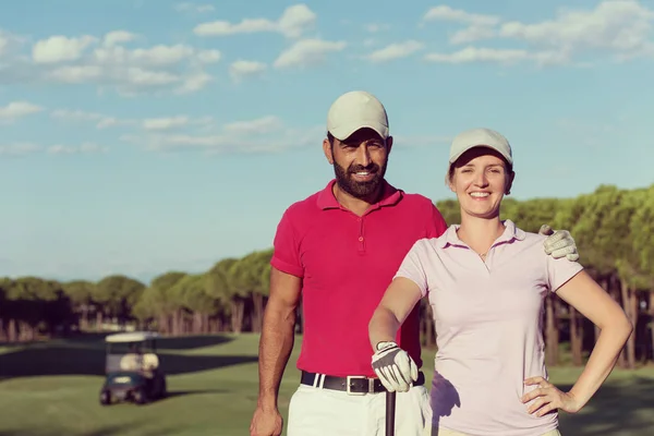 Portret Van Gelukkige Jonge Paar Golfbaan — Stockfoto