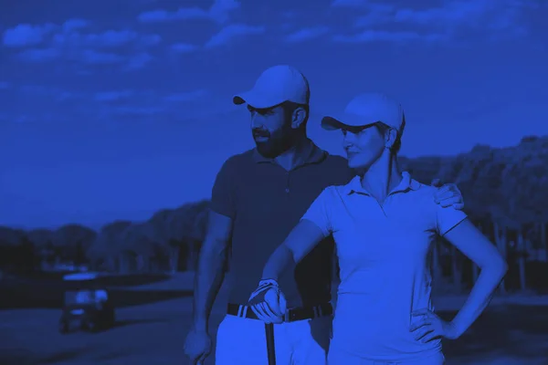 Portret Van Gelukkige Jonge Paar Golfbaan — Stockfoto